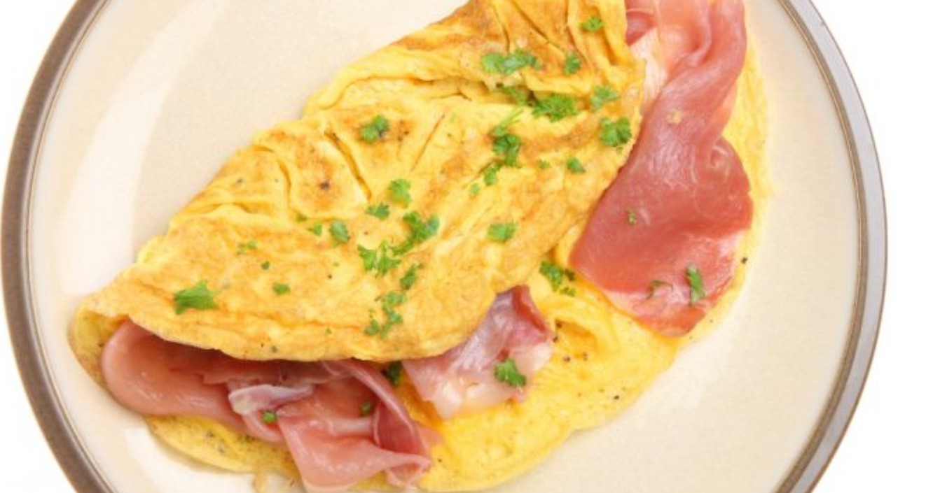 Espárragos blancos con tortilla rellena de jamón de york